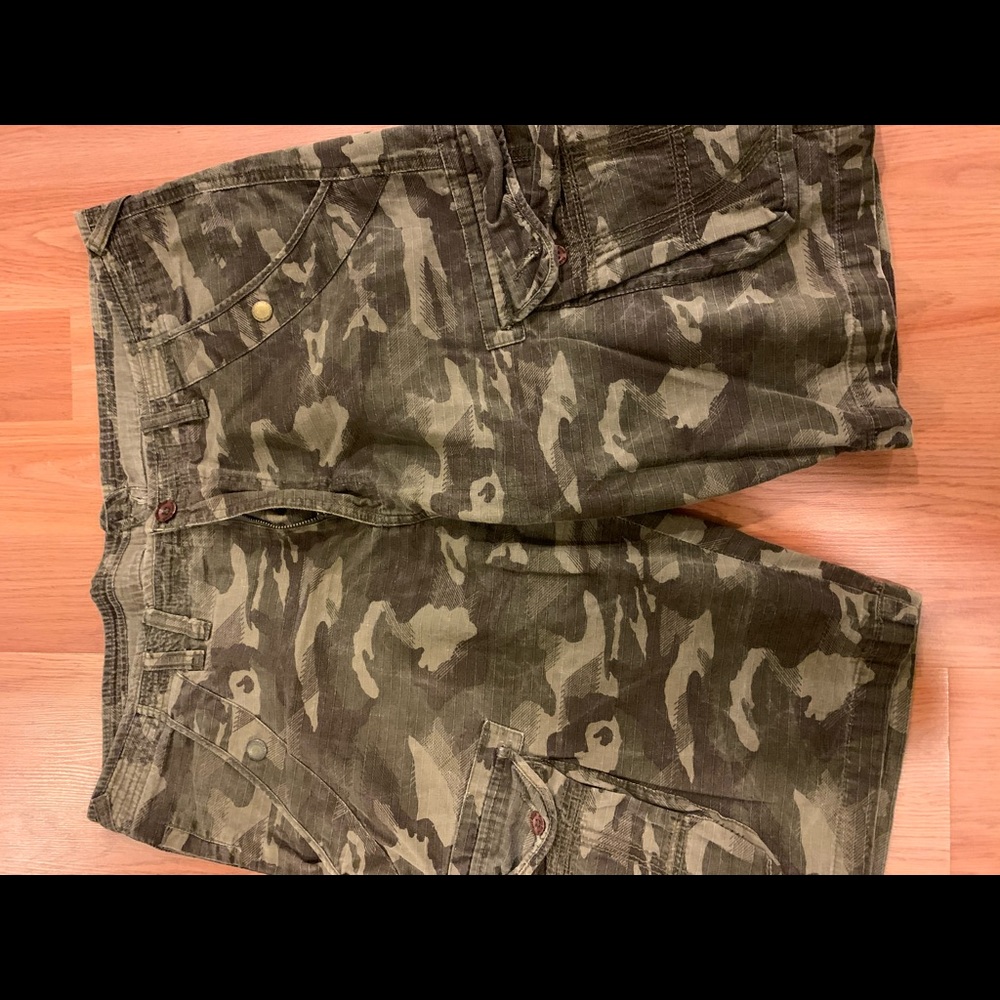 Marc Ecko camo cargo shorts 38 inch waist